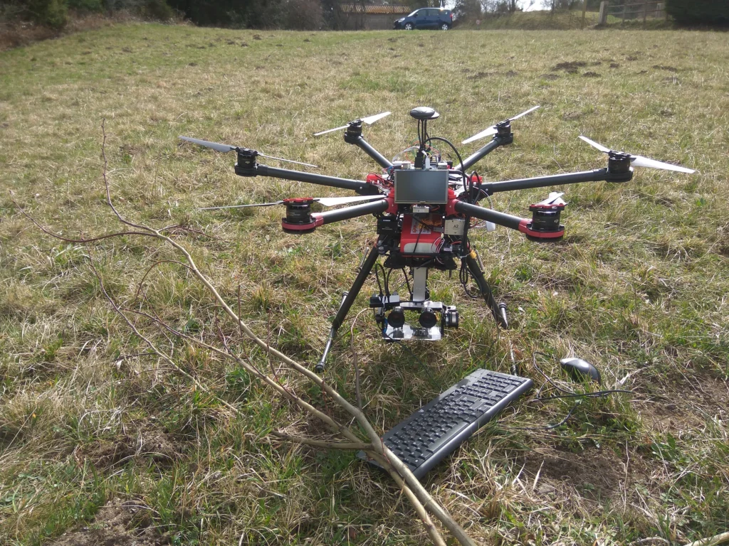 Réalisation d'un drone sur mesure pour les besoins de la société Thalès. Drone sur chassis DJI S900 bardé de capteurs (caméra 4K couleur + bi caméra stéréo sur mesure noire et blanc avec optique dédiée + LIDAR + nacelle stabilisée 3 axes + Intel Aero) - Anemos Technologies